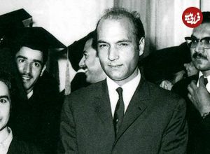 عکس؛ سفر به تاریخ؛ «دکتر علی شریعتی» در دوران دبیرستان به همراه دوستانش در یک قهوه‌خانه