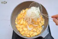 ببینید| طرز تهیه یک غذای ساده و سریع با سیب زمینی