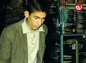 عکس| سفر زمان؛ پسر «خودکارفروش» در بازار تهران؛ 59 سال قبل