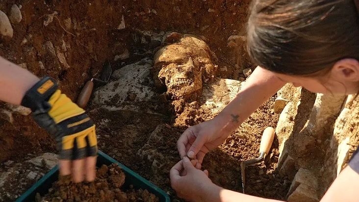 کشف یک گورستان غیرعادی در ولز باستان‌شناسان را سردرگم کرده است