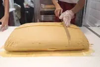 (ویدئو) مهارت قناد سنگاپوری در برش زدن کیک اسفنجی غول پیکر