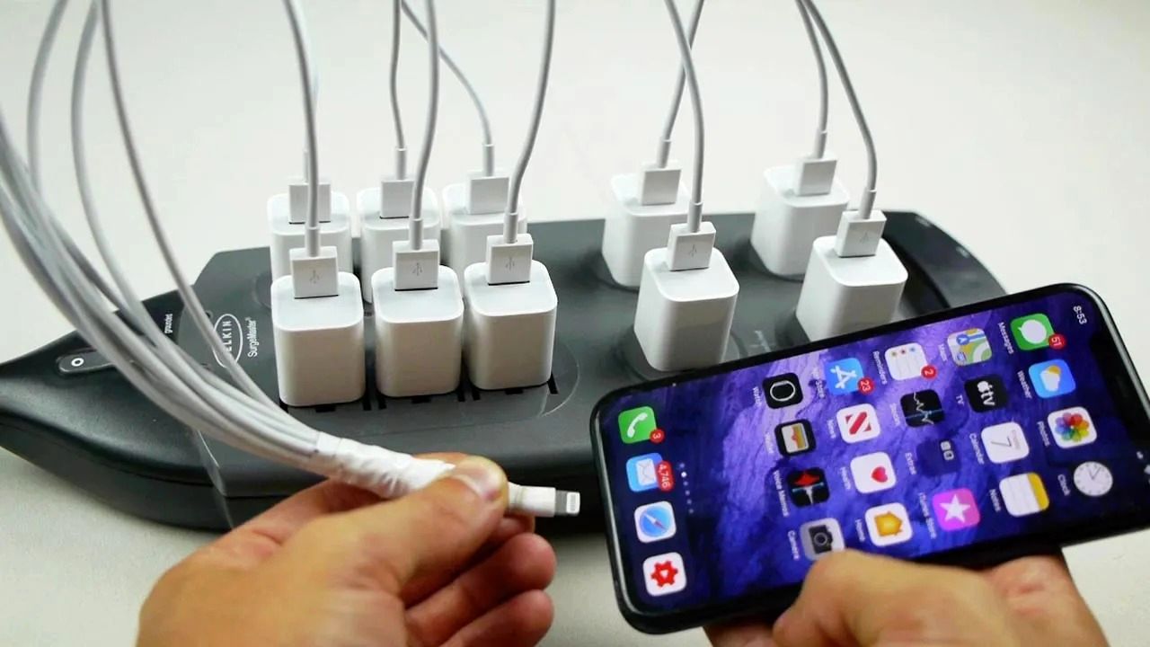 (ویدئو) اگر 10 شارژر را به یک گوشی آیفون وصل کنید، چه اتفاقی رخ می دهد؟