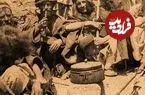 عکس| سفر به ایران قدیم؛ انتظار درویش‌های ایرانی عهد قاجار در کنار دیگ غذا