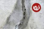 عکس؛ هنر خیابانی؛ خلاقیت هنرمندی که «تَرَک دیوار» را به «رودخانۀ خروشان برای قایقرانی» تبدیل کرده است