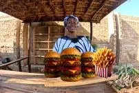 ببینید| غذای روستایی در کنیا؛ پخت همبرگر دودی در بشکه