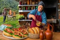 ببینید| غذای  روستایی در آذربایجان؛ تهیه ساندویچ دونر با مرغ روی زغال در طبیعت