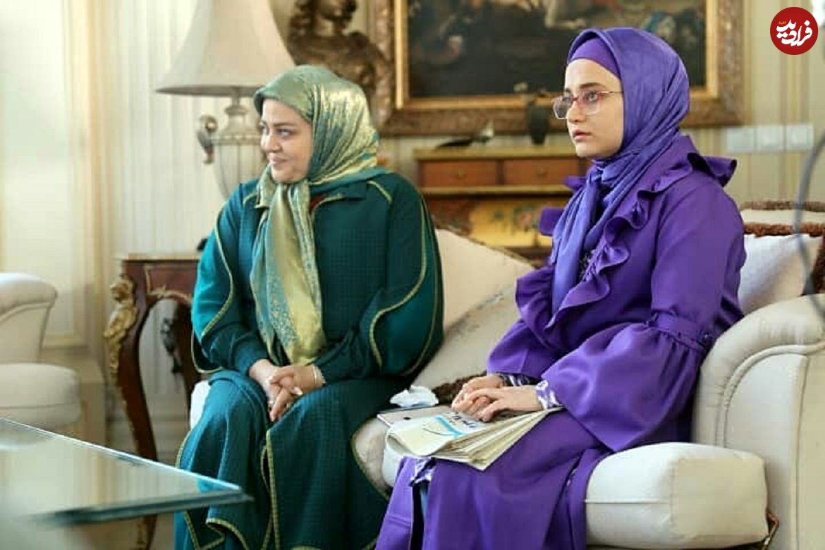 عکس؛ سفر در زمان؛ «مژگان در کنار پدر خوانده و مادر خوانده اش» در پشت صحنه سریال بچه مهندس 2؛ سال 97