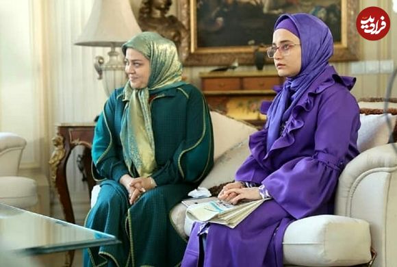 عکس؛ سفر در زمان؛ «مژگان در کنار پدر خوانده و مادر خوانده اش» در پشت صحنه سریال بچه مهندس 2؛ سال 97
