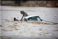 (ویدئو) نجات معجزه آسای راننده کامیون گرفتار در سیل