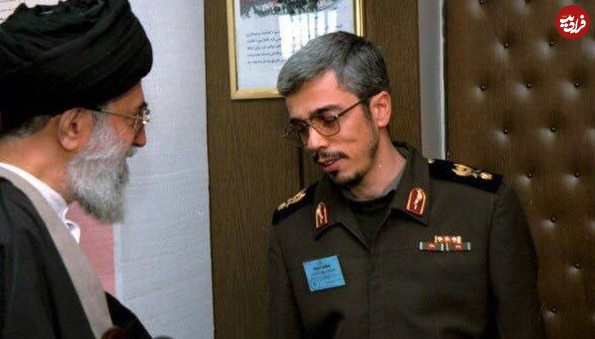 عکس؛ سفر به تاریخ؛ «سرلشکر باقری» در کنار «رحیم صفوی و عزیز جعفری» در اتاق فرماندهی در جبهه