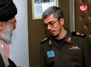 عکس؛ سفر به تاریخ؛ «سرلشکر باقری» در کنار «رحیم صفوی و عزیز جعفری» در اتاق فرماندهی در جبهه