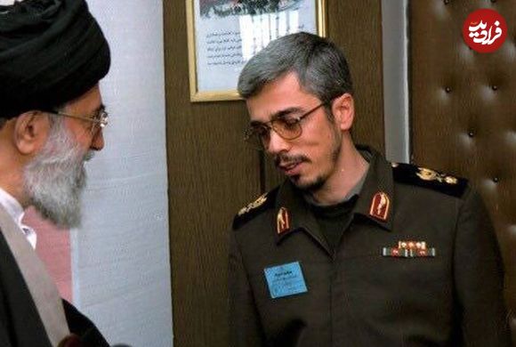 عکس؛ سفر به تاریخ؛ «سرلشکر باقری» در کنار «رحیم صفوی و عزیز جعفری» در اتاق فرماندهی در جبهه