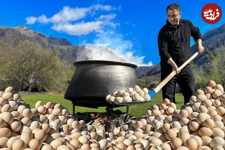 ببینید| غذای روستایی در آذربایجان؛ پخت صدها تخم مرغ و تهیه ترشی با آنها در طبیعت