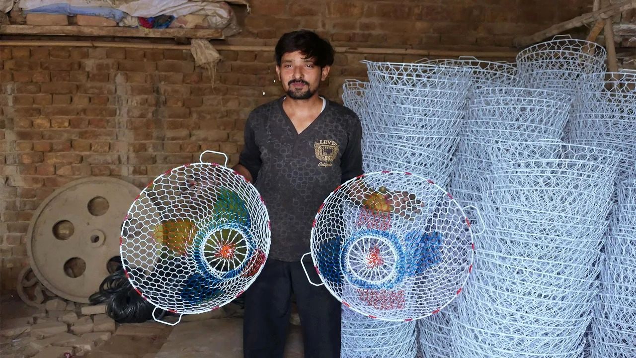 (ویدئو) تکنیک هوشمندانه جوان پاکستانی برای ساخت سبد با سیم مفتول!