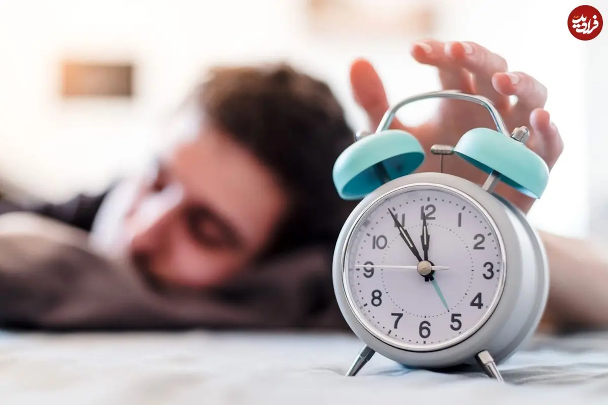 چرا گاهی چند دقیقه قبل از زنگ ساعت از خواب بیدار می‌شویم؟