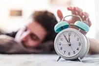 چرا گاهی چند دقیقه قبل از زنگ ساعت از خواب بیدار می‌شویم؟