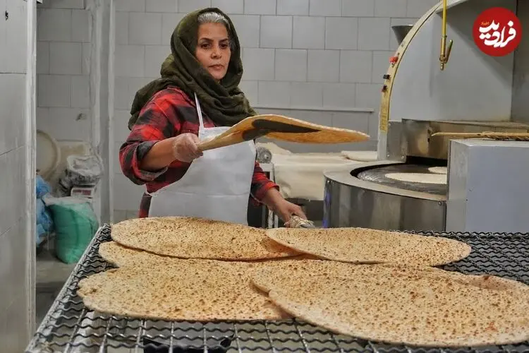 ببینید| غذای خیابانی در ایران؛ مراحل دیدنی پخت نان تافتون کنجدی در تهران