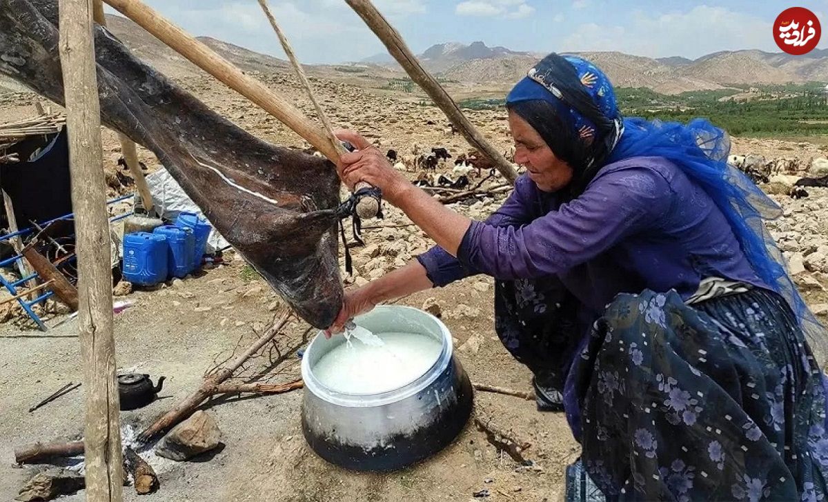 (عکس) سفر به ایران قدیم؛ «زن عشایری در حال مشک زدن-بیستون کرمانشاه»؛ سال 1325