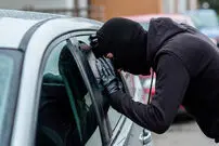 ( ویدیو) تصاویر لحظه سرقت لاستیک خودرو در الهیه مشهد؛ سرعت سارقان را ببینید