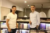 (عکس) شوالیه آواز ایران مهمان زیدان استقلالی‌ها و همسرش