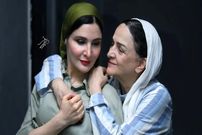 عکس صمیمی گلاب آدینه و دخترش نورا هاشمی در پشت صحنه نمایش «هم این / هم آن»