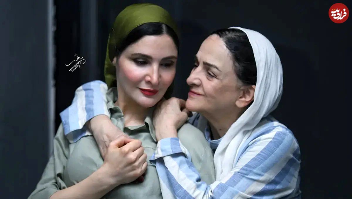 عکس صمیمی گلاب آدینه و دخترش نورا هاشمی در پشت صحنه نمایش «هم این / هم آن»