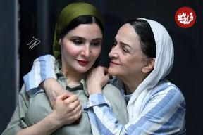 عکس صمیمی گلاب آدینه و دخترش نورا هاشمی در پشت صحنه نمایش «هم این / هم آن»