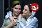 عکس صمیمی گلاب آدینه و دخترش نورا هاشمی در پشت صحنه نمایش «هم این / هم آن»
