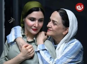 عکس صمیمی گلاب آدینه و دخترش نورا هاشمی در پشت صحنه نمایش «هم این / هم آن»