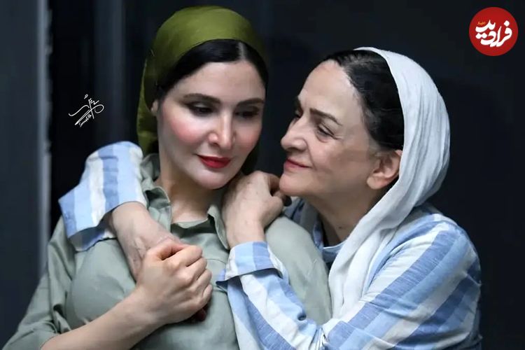 عکس صمیمی گلاب آدینه و دخترش نورا هاشمی در پشت صحنه نمایش «هم این / هم آن»
