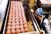 ببینید؛ غذای خیابانی در کره؛ کوفته گوشت، صدف بخار پز و کباب مرغ در سئول