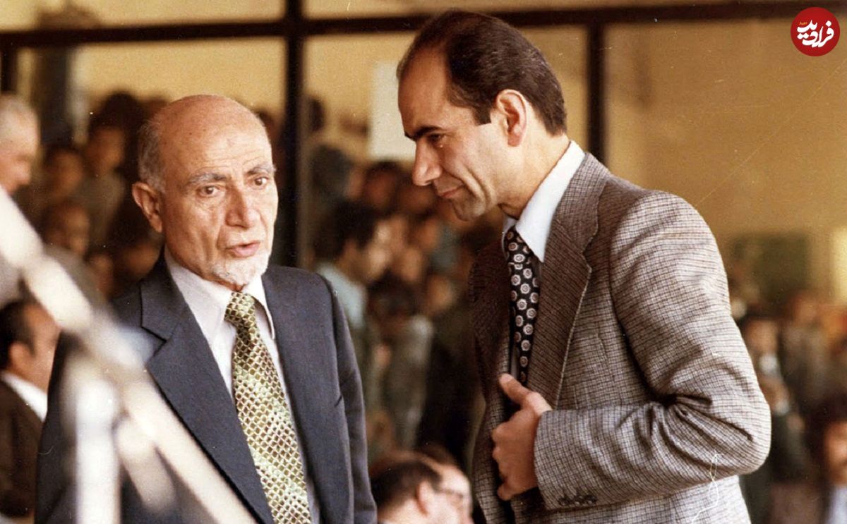 عکس؛ سفر در زمان؛ «مهدی بازرگان و رهبر انقلاب» در حال بازدید از نیروهای شهربانی؛ سال 58