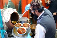 ببینید؛ غذای خیابانی در پاکستان؛ طبخ کله پاچه برای صبحانه در پیشاور