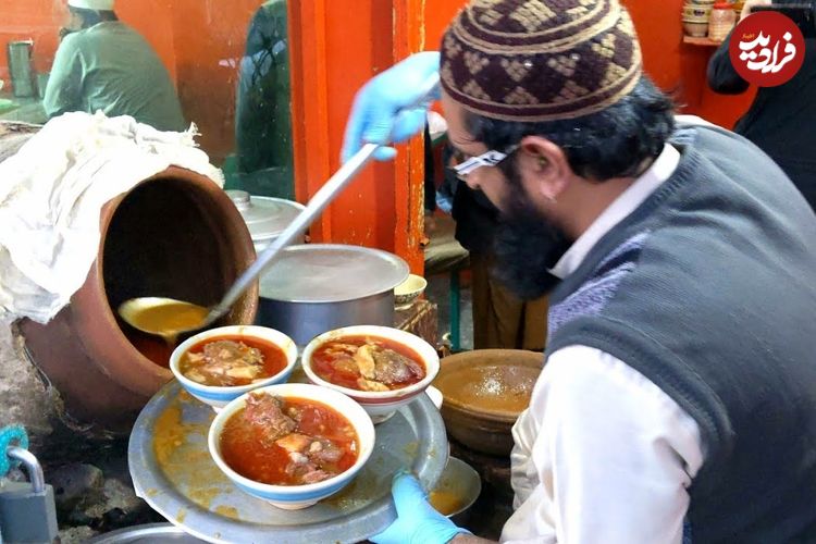 ببینید؛ غذای خیابانی در پاکستان؛ طبخ کله پاچه برای صبحانه در پیشاور