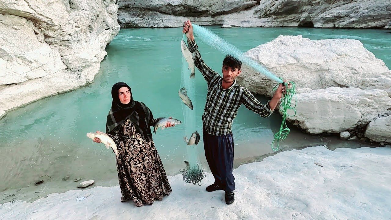 (ویدئو) ماهیگیری شگفت‌انگیز بابک و نرگس، زوج عشایر ساکن غرب ایران در رودخانه‌ای بزرگ