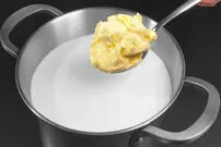 (ویدئو) طرز تهیه پنیر با شیر و کره در 5 دقیقه! 