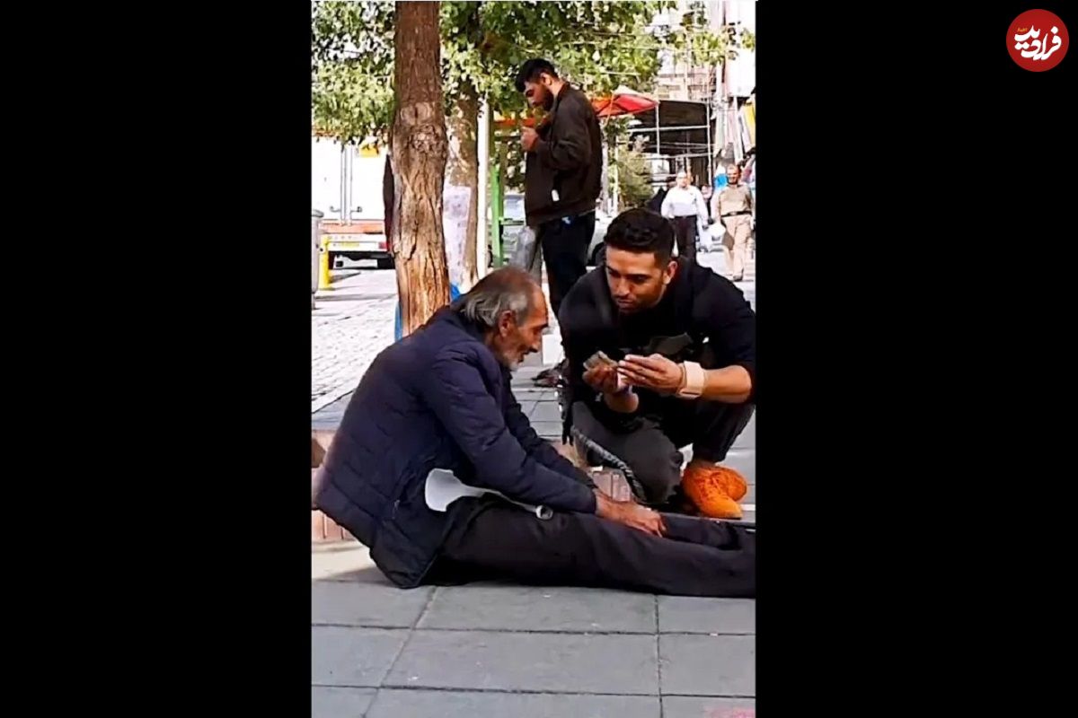 (ویدئو) دوربین مخفی ایرانی: پیرمرد فقیر تمام پولش را داد تا جوان مال باخته به خانه برگردد!