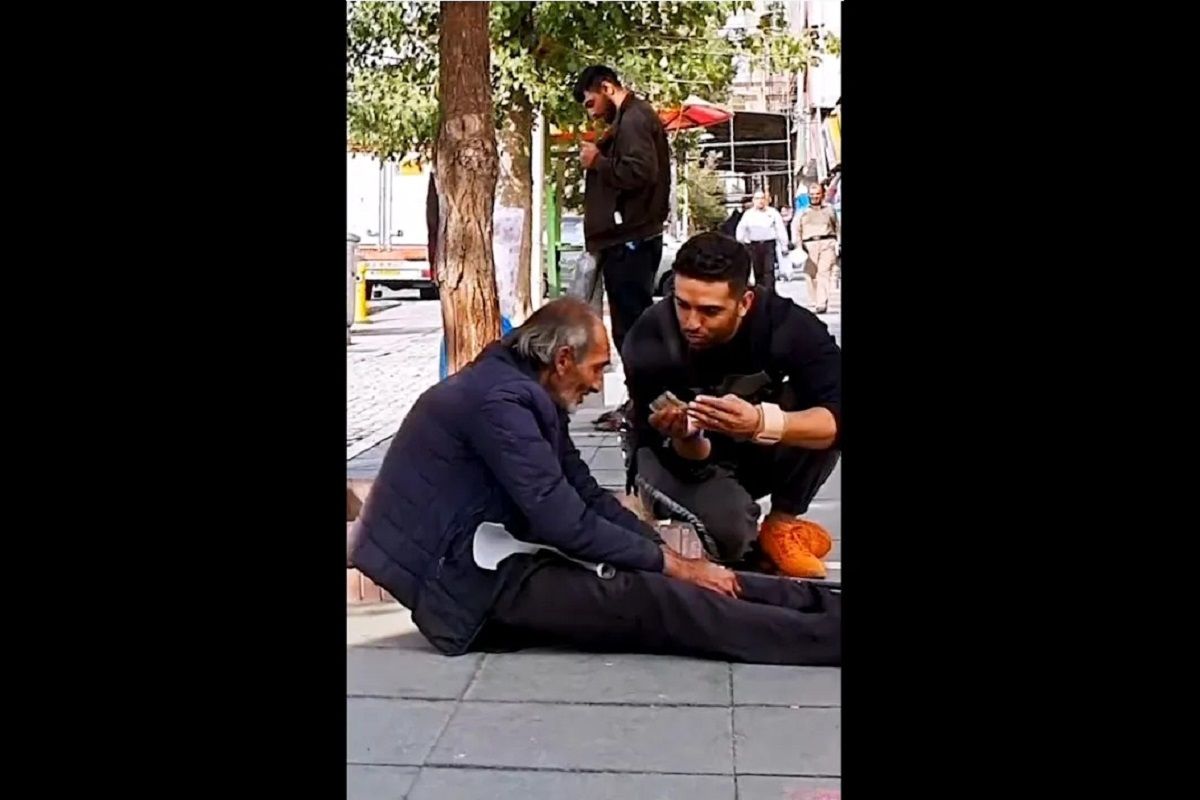 (ویدئو) دوربین مخفی ایرانی: پیرمرد فقیر تمام پولش را داد تا جوان مال باخته به خانه برگردد!