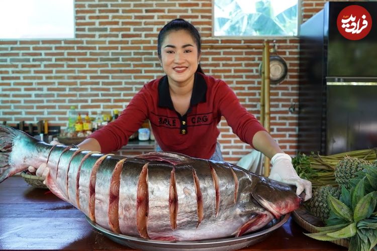 ببینید| غذای روستایی در چین؛ پخت غذا با ماهی بزرگ رودخانه ای و آناناس به سبک سنتی