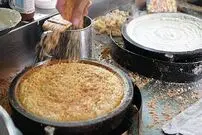 ببینید| غذای خیابانی در مالزی؛ پخت پنکیک کرم ذرت و کره بادام زمینی در کوالالامپور