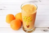 طرز تهیه اسموتی زردآلو به 2 روش؛ یک نوشیدنی خوشمزه