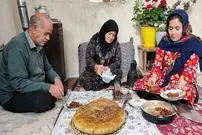 ببینید| غذای روستایی در ایران؛ پخت نان سنتی با خرمالوی تازه