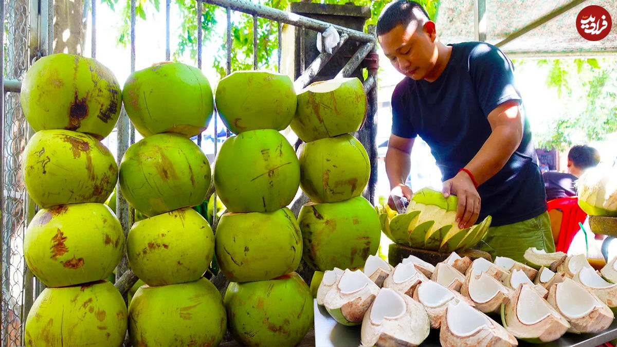 (ویدئو) مهارت شگفت انگیز فروشنده کامبوجی در برش زدن سریع نارگیل