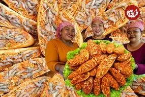 ببینید| غذای روستایی در سنگاپور؛ تهیه نان سرخ شده با میگو، پاپایا و سبزیجات