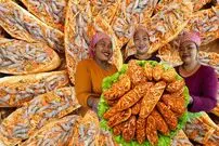 ببینید| غذای روستایی در سنگاپور؛ تهیه نان سرخ شده با میگو، پاپایا و سبزیجات