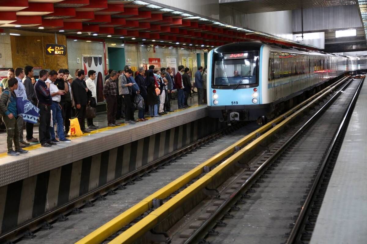 عکسی از دو مسافر خوش تیپِ متروی تهران که وایرال شد