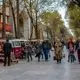 عکس| سفر به ایران قدیم؛ «دختر چادر صورتی» در یکی از خیابان‌های تهران؛ سال 1346
