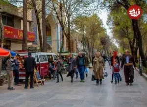 عکس| سفر به ایران قدیم؛ «دختر چادر صورتی» در یکی از خیابان‌های تهران؛ سال 1346