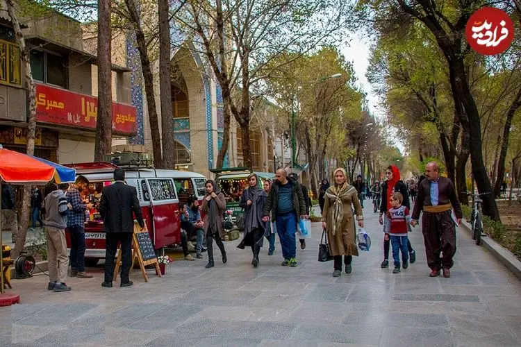 عکس| سفر به ایران قدیم؛ «دختر چادر صورتی» در یکی از خیابان‌های تهران؛ سال 1346