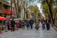 عکس| سفر به ایران قدیم؛ «دختر چادر صورتی» در یکی از خیابان‌های تهران؛ سال 1346